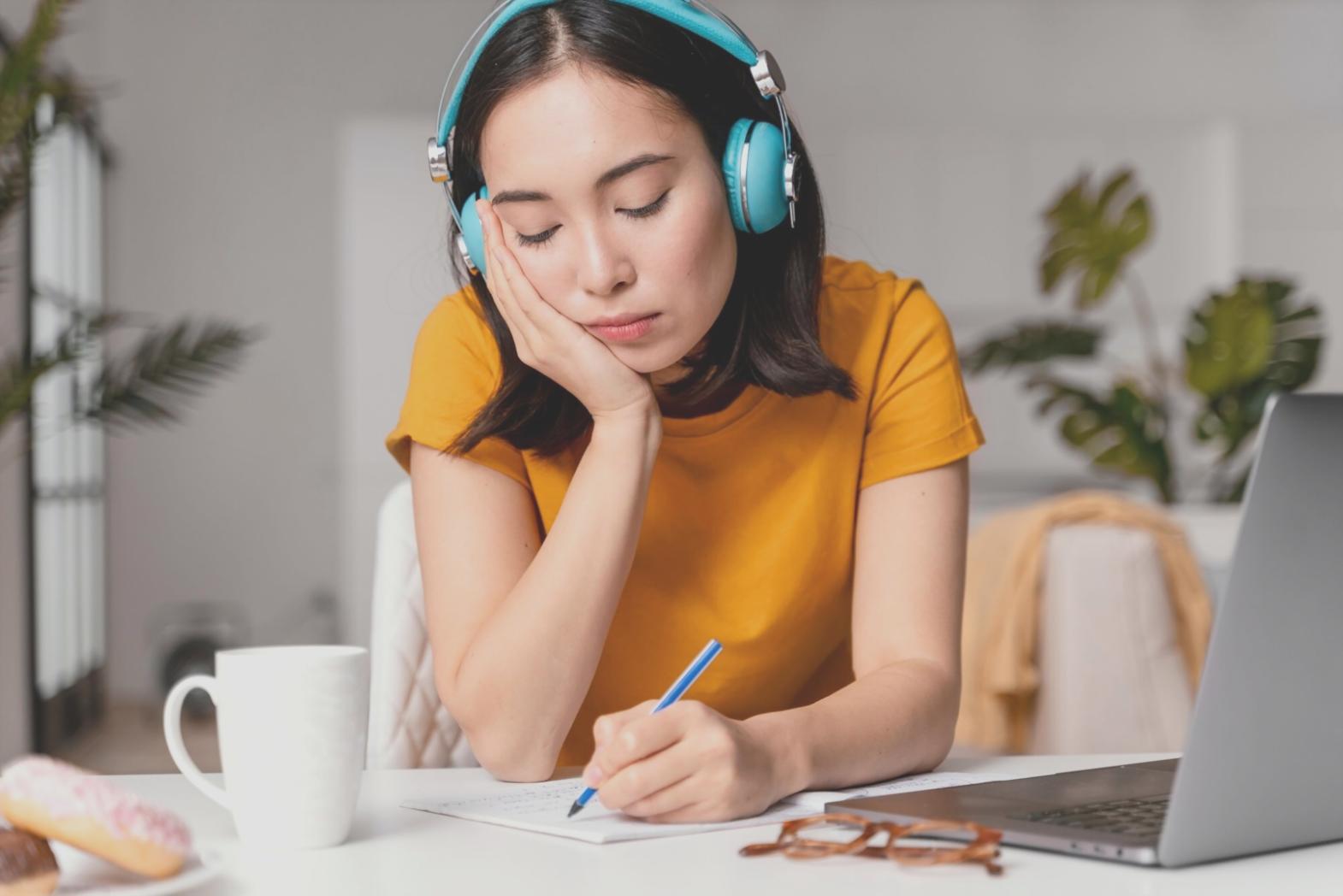 Estudiante trabajando en escritura teatral con flexibilidad horaria
